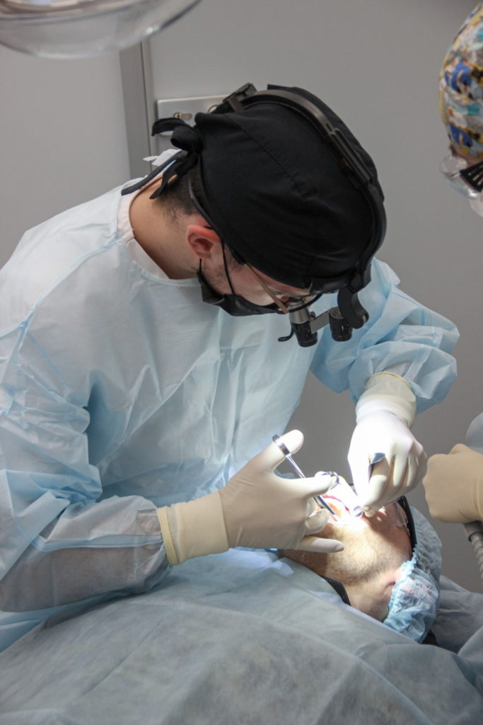 Операцию проводит Асватуллин Оскар Раисович, хирург имплантолог